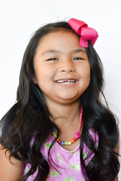 白色背景下微笑的亚洲小女孩图片下载