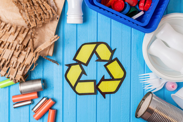 彩色塑料，金属罐，纸，纸板，电池和蓄电池废料，蓝色背景上的回收标志图片下载