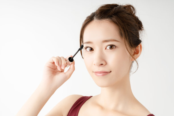 年轻女孩在涂睫毛膏。图片下载