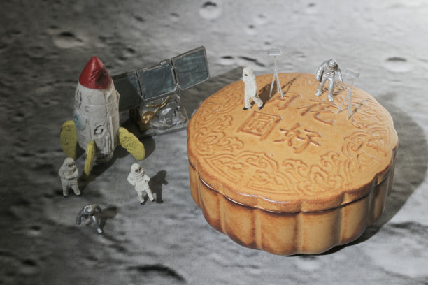 宇航员在月饼上行走图片下载