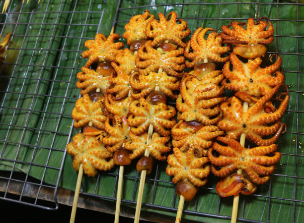 特写从章鱼泰国菜烧烤与香蕉叶图片下载