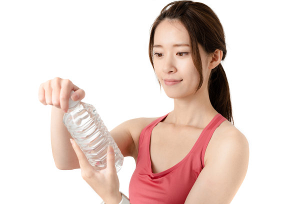 一个年轻女子拿着一瓶水。图片下载