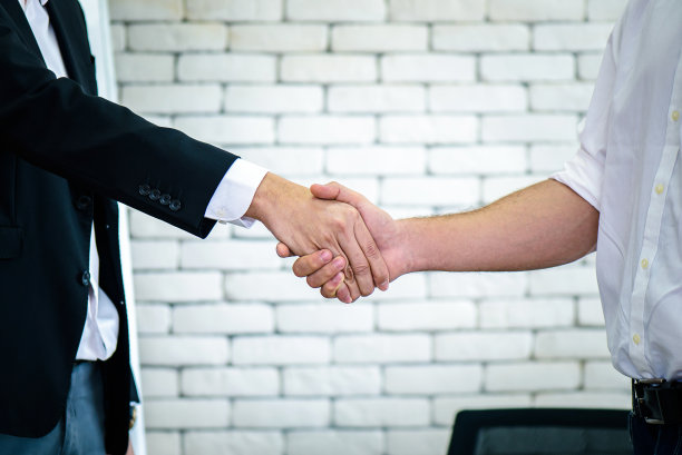 商务握手成功后处理会议上的合作图片下载