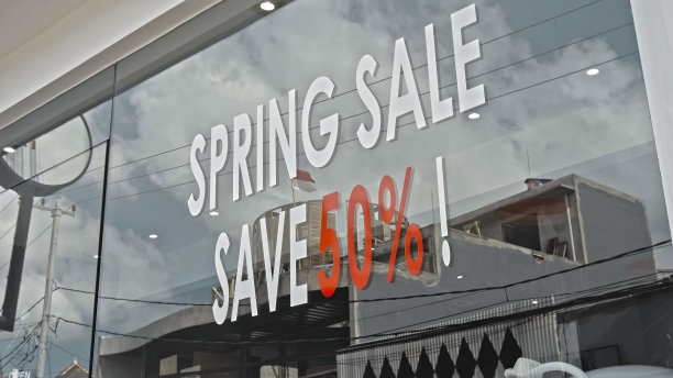 玻璃上写着“春季大减价节省50英镑”图片下载