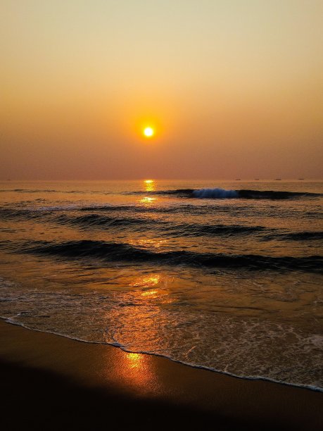 清晨的阳光照在海上图片下载