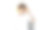 年轻的白人男孩通过耳机在一个白色的录音室背景下听音乐图片下载