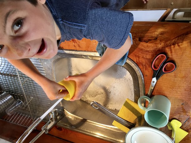 孩子洗脸时对着镜头拉脸图片下载