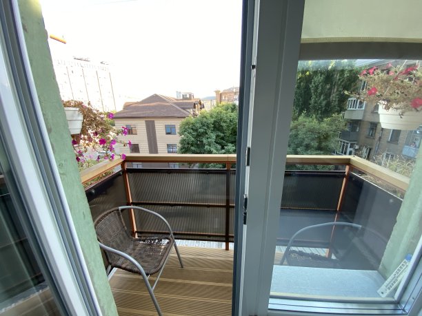 开放式阳台，带椅子图片下载