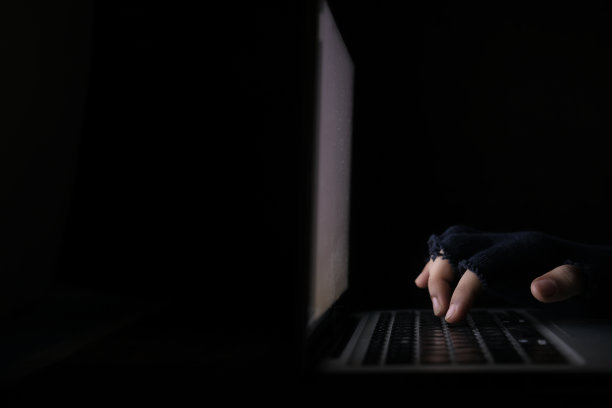 黑客手从黑隔离笔记本电脑窃取数据图片下载