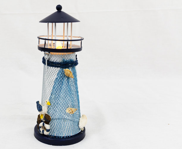 玩具蓝色和白色的灯塔，白色的背景和右边的复制空间图片下载