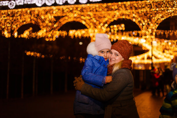圣诞节老城街道的魔力：快乐的母女图片下载
