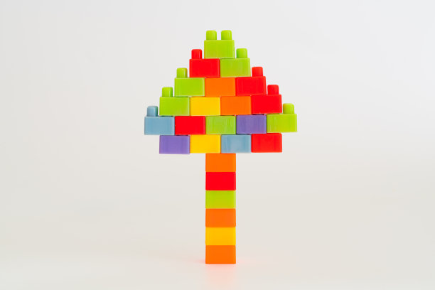 向上的标志是用彩虹玩具砖做成的。儿童益智玩具图片下载