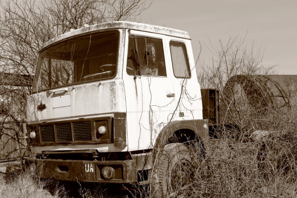 带有圆形水箱的生锈的旧卡车。乌克兰危机，经济下滑，生产能力停止。全球灾难。图片下载