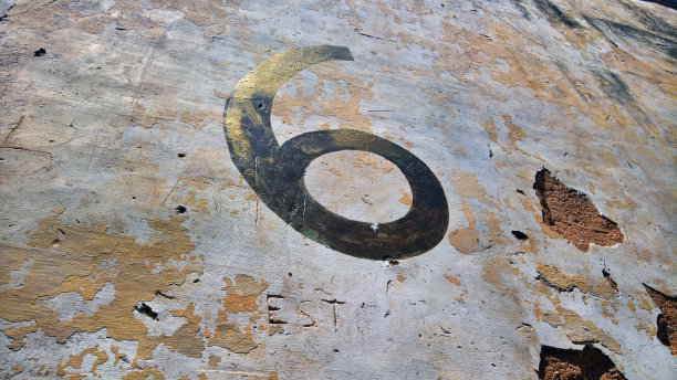 贴着标签的墙上的特写图片下载