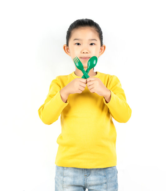 白色背景上的小女孩拿着刀叉图片下载