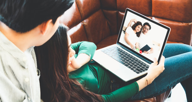 2019冠状病毒病期间，家庭欢乐视频通话，在家安全图片下载