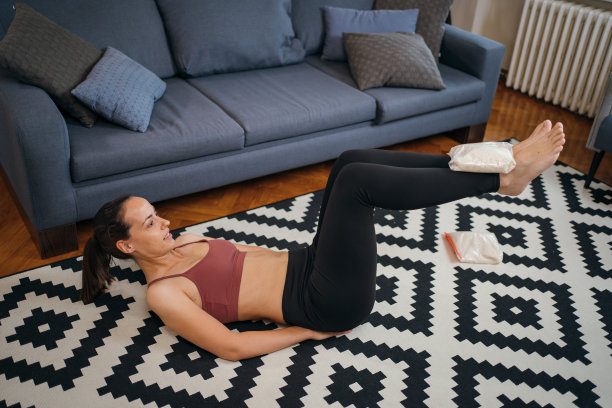 妇女在家锻炼图片下载