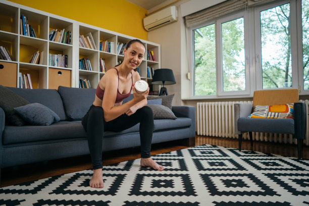 妇女在家锻炼图片下载