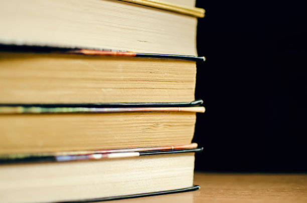 收藏的旧书在黑暗的背景。图片下载