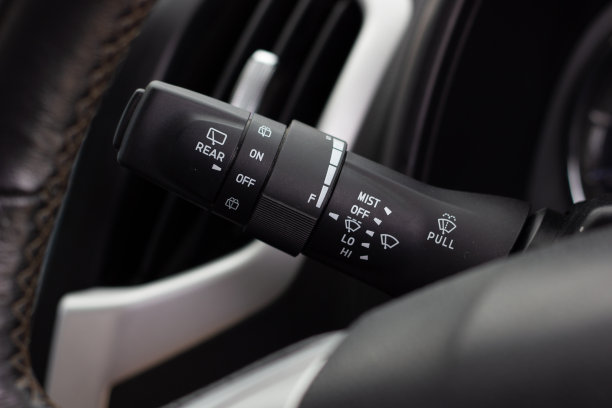 汽车挡风玻璃刮水器控制开关。刮水器控制。现代汽车内部细节。调整汽车刮水器速度。图片下载