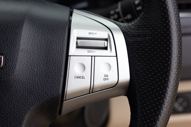 方向盘在右侧。方向盘的过去。汽车内饰。图片下载