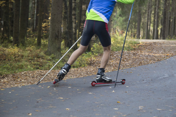 男人骑旱冰图片下载