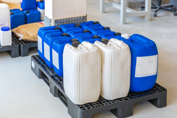 托盘上有蓝色和白色的塑料桶图片下载