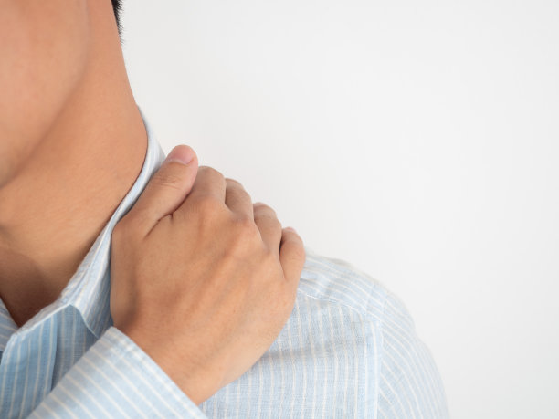 年轻的亚洲成年人感到疲惫和脖子疼痛，健康的概念。图片下载