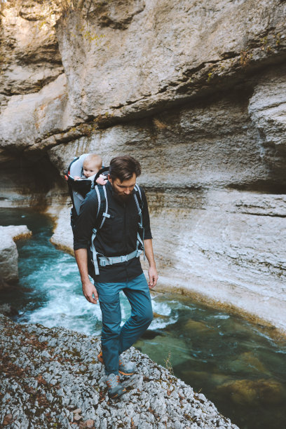 父亲徒步峡谷与婴儿背包承运人旅行冒险一起家庭生活方式户外度假氛围山河图片下载