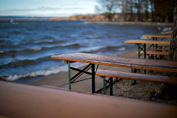 封锁期间空无一人的啤酒花园图片下载