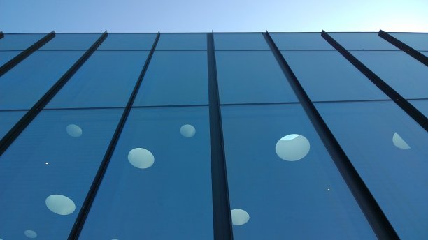 城市建筑的玻璃立面。现代建筑。摩天大楼几何。商务办公园区。房地产。经济学和金融学。城市生活。城市景观。破产的概念。外观。副本的空间。图片下载