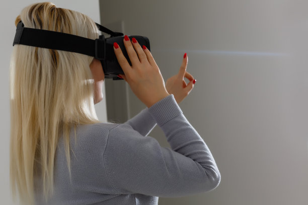 女人使用虚拟现实耳机，虚拟眼镜图片下载