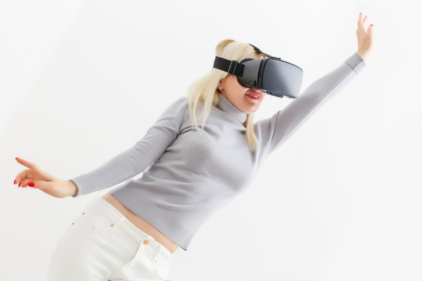 女人使用虚拟现实耳机，虚拟眼镜图片下载