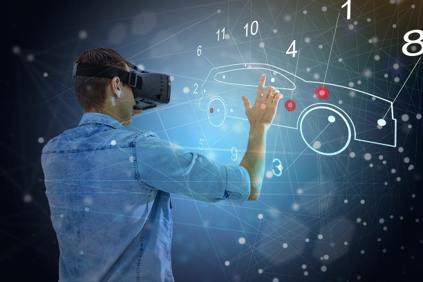 工程师佩戴增强现实头盔在新型电动汽车底盘平台上工作，测试了汽车的三维图形可视化虚拟模型图片下载