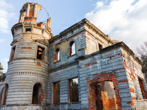 乌克兰日托米尔的一座古老城堡的废墟。在蓝天的背景下，在大地上长着绿油油的小草。19世纪的宫殿图片下载