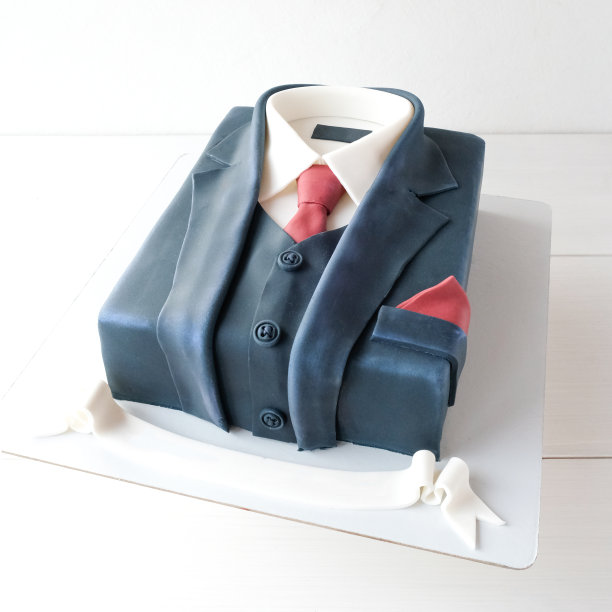 男士套装的生日蛋糕。图片下载