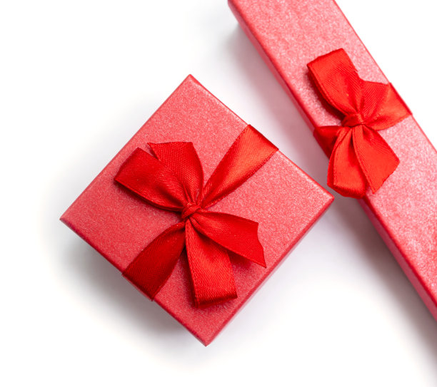 孤立项目两个红色礼品盒的珠宝与红丝带为任何场合在白色背景俯视图。图片下载