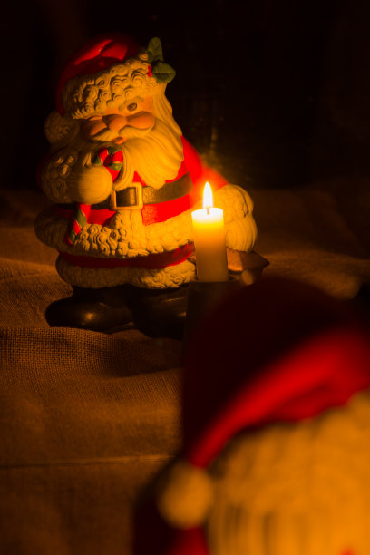 圣诞老人的身影拿着蜡烛图片下载