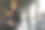 一个穿着西装拿着电话喝着咖啡的人。图片下载