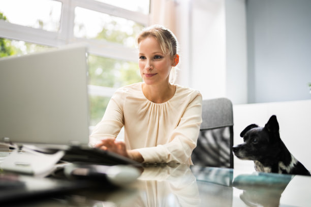 带着狗的自信女商人图片下载
