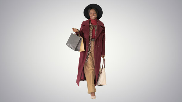 漂亮的非洲裔美国时尚女孩在大衣和黑帽子漫步图片下载