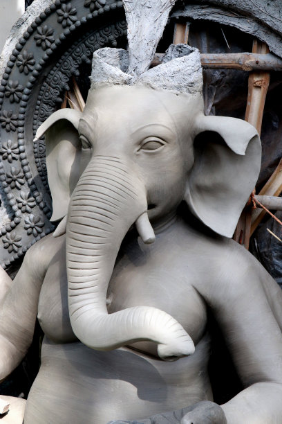 印度象头神的粘土神像，正在为加尔各答库玛图里的孟加拉杜尔加普贾节做准备。图片下载