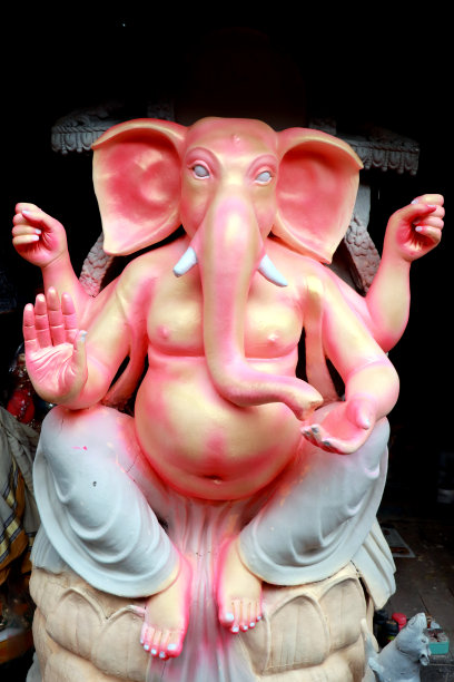 印度象头神的粘土神像，正在为加尔各答库玛图里的孟加拉杜尔加普贾节做准备。图片下载