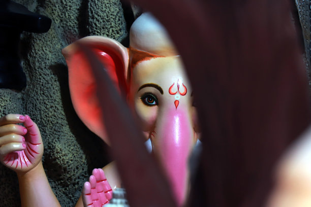 印度象头神的粘土神像，正在为加尔各答库玛图里的孟加拉杜尔加普贾节做准备。图片下载