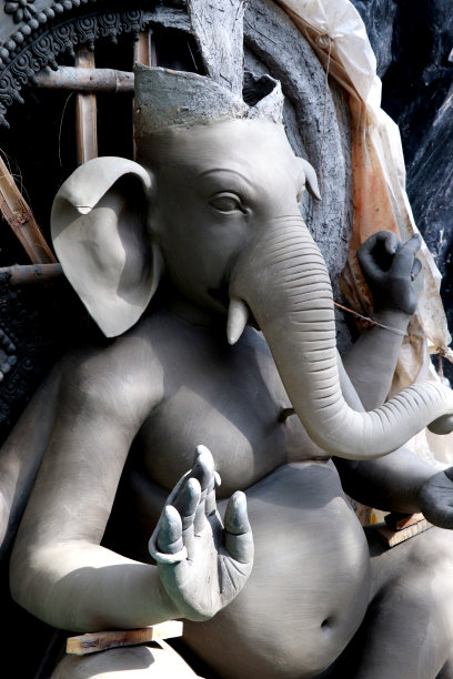 印度象头神的粘土神像，正在为加尔各答库玛图里的孟加拉杜尔加普贾节做准备。图片下载
