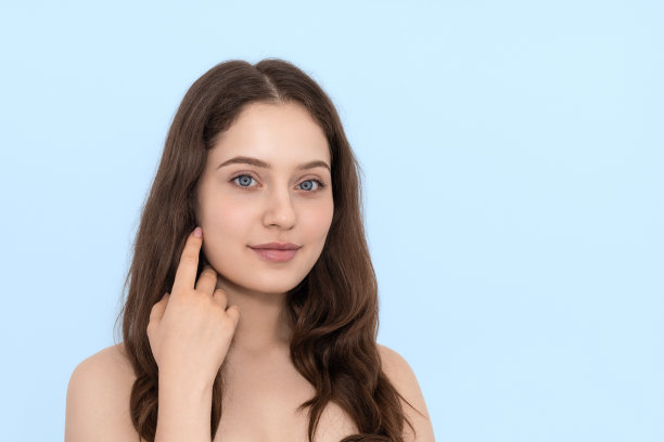 有一双蓝眼睛和一头长发的年轻女子。图片下载