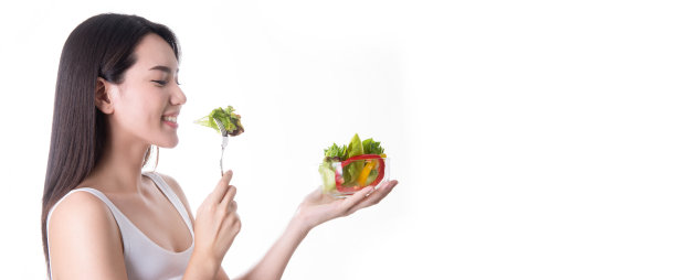健康亚洲妇女与沙拉孤立在白色背景。图片下载
