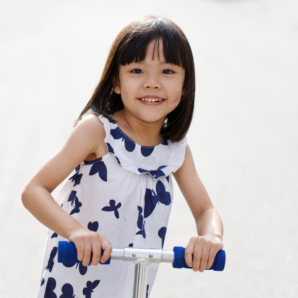 骑滑板车的女孩素材图片