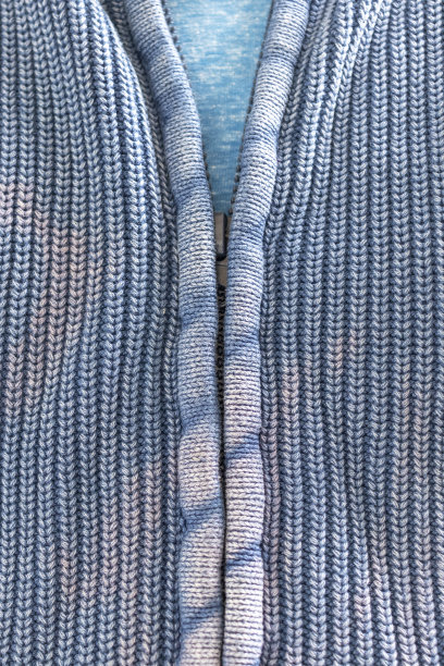 衣服上的污渍是由含氯的去污剂造成的。图片下载