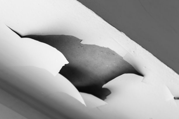 混凝土结构上白色油漆剥落图片下载